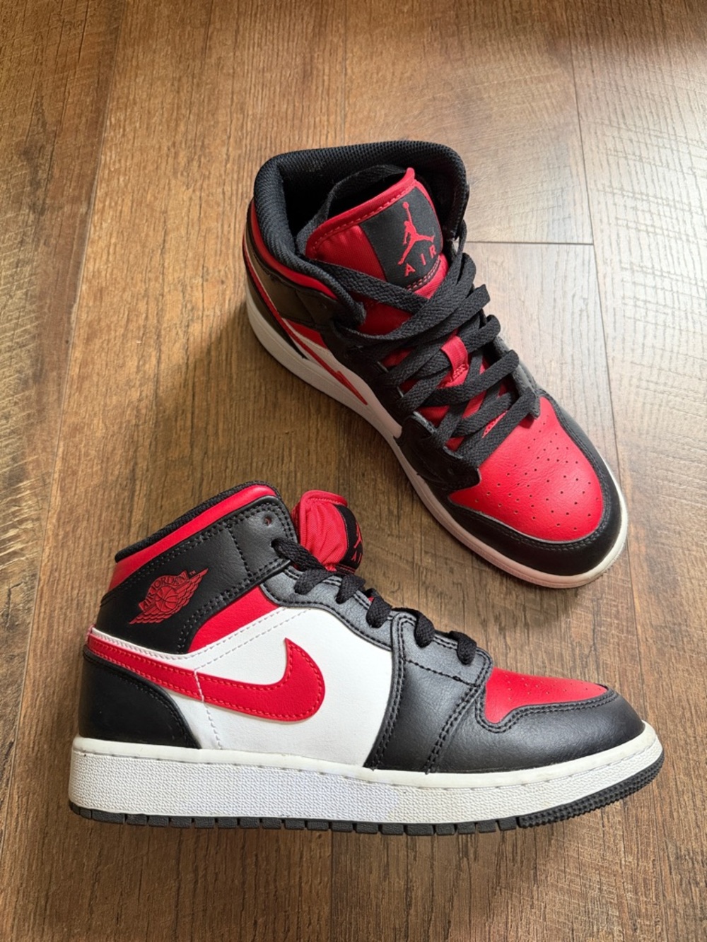 Jordan Kids' Mid-Top Sneakers in Black/Red/White